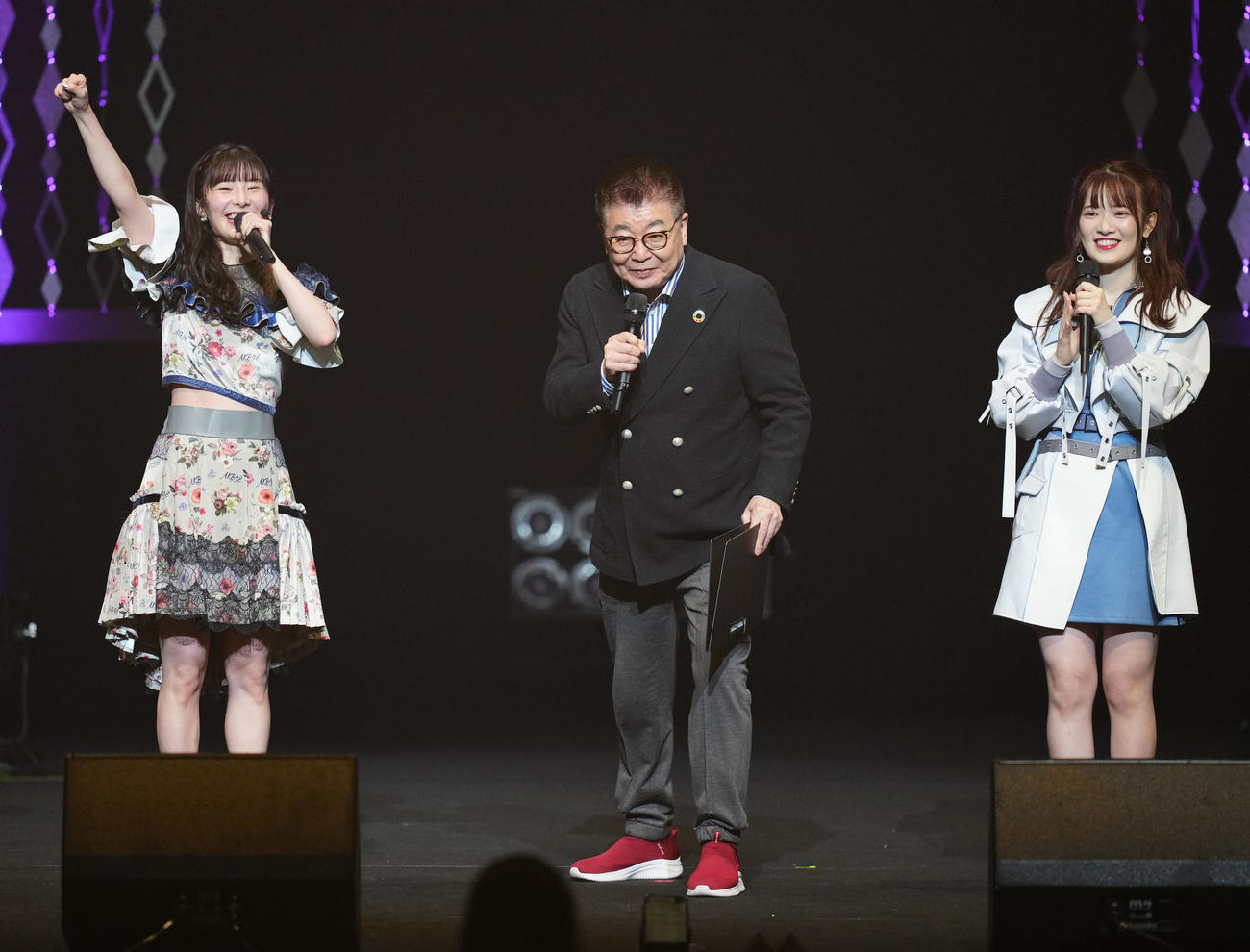 AKB48の武藤十夢（左）の卒業コンサートに登場した事務所の会長である生島ヒロシ。右は妹の小麟（撮影・江口和貴）