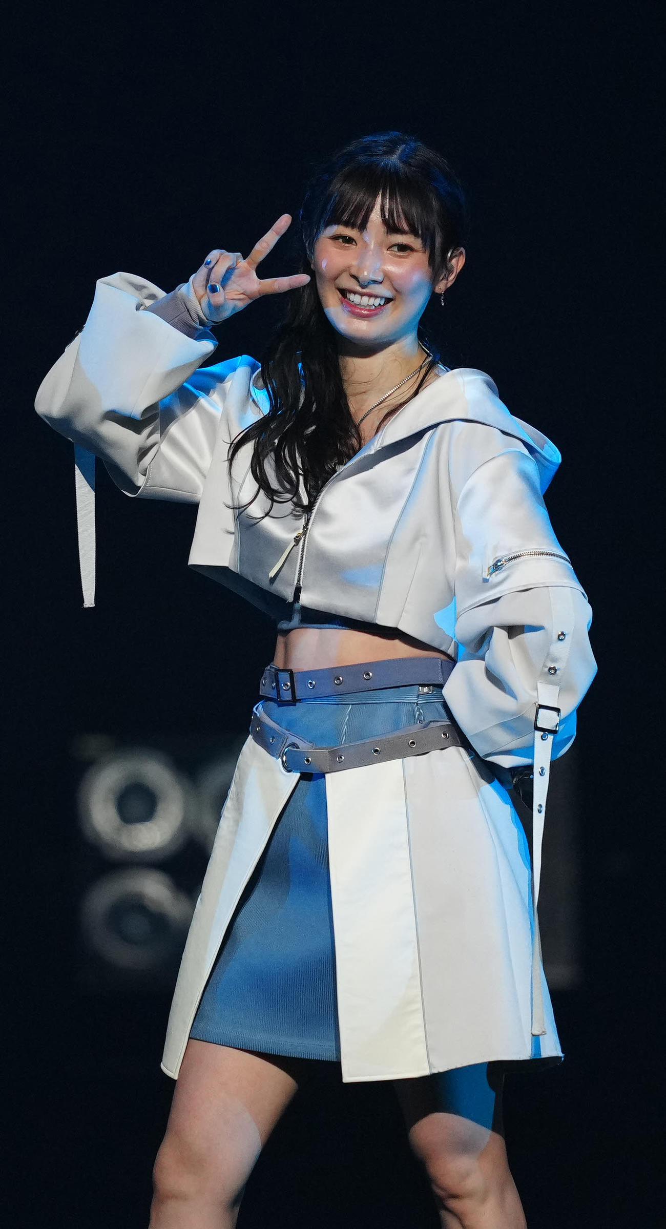 ピースサインを決めるAKB48の武藤十夢（撮影・江口和貴）