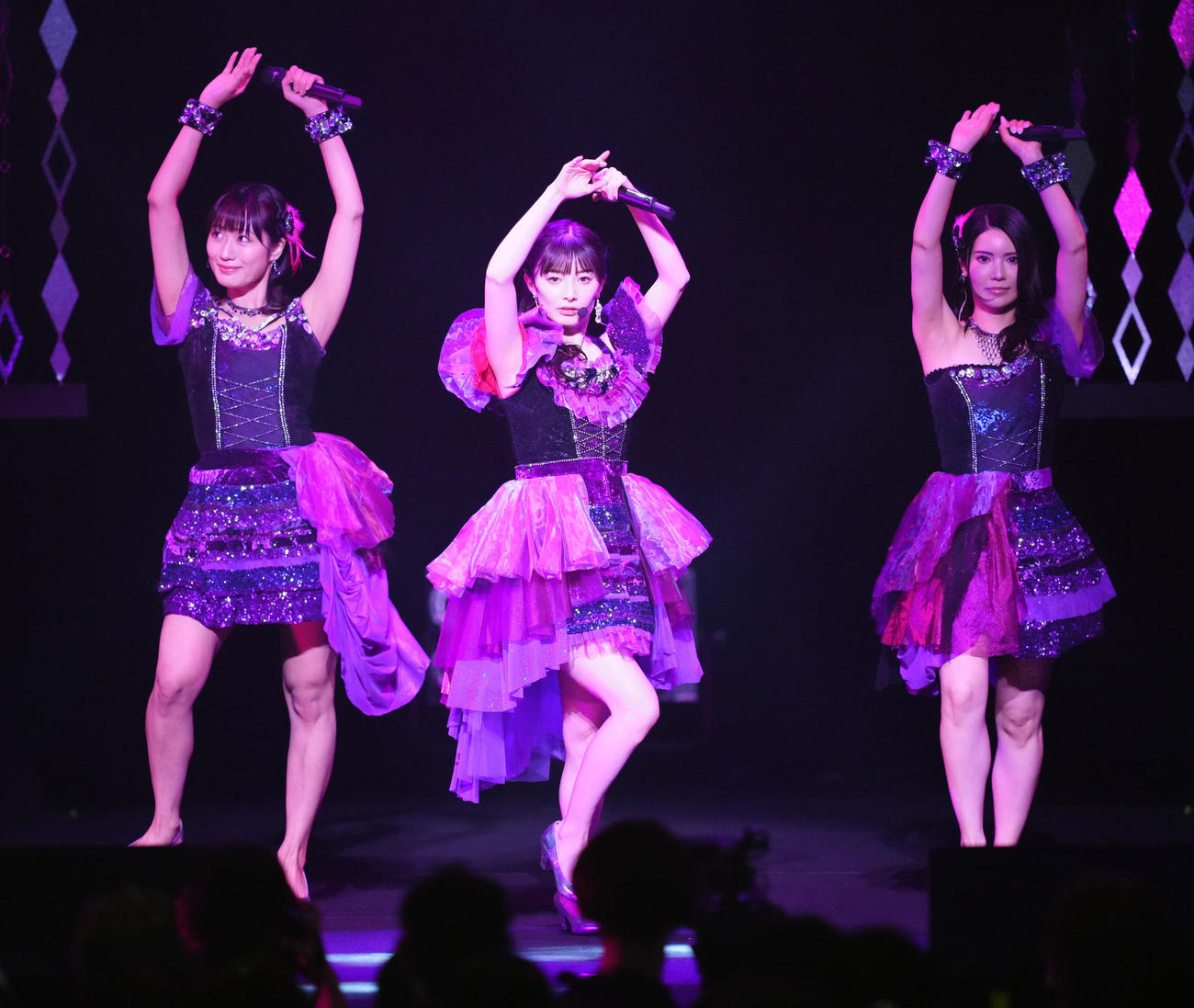 卒業コンサートに臨むAKB48の武藤十夢（中央）。右は倉持明日香、左は藤田奈那（撮影・江口和貴）