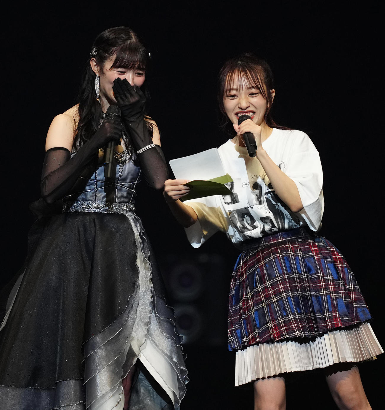 卒業コンサートで大島優子からの手紙が代読され、涙を流すAKB48の武藤十夢（左）。右は向井地美音（撮影・江口和貴）