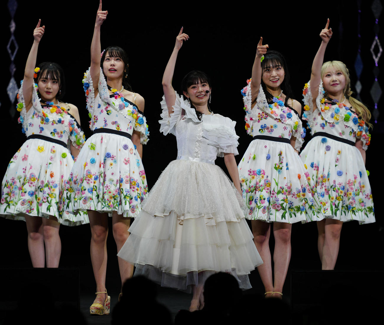 卒業コンサートに臨むAKB48の武藤十夢（中央）（撮影・江口和貴）