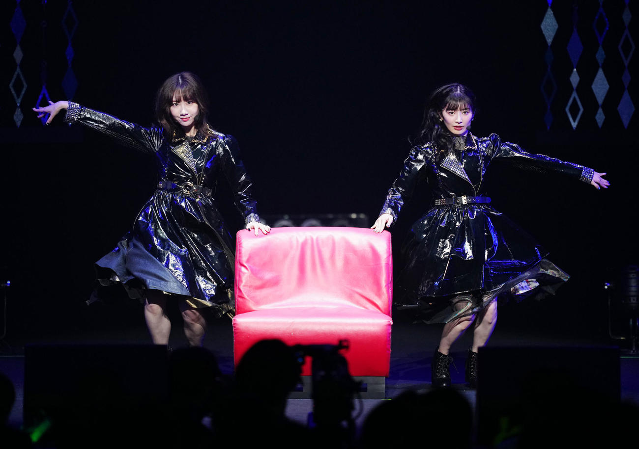 卒業コンサートに臨むAKB48の武藤十夢（右）。左は柏木由紀（撮影・江口和貴）