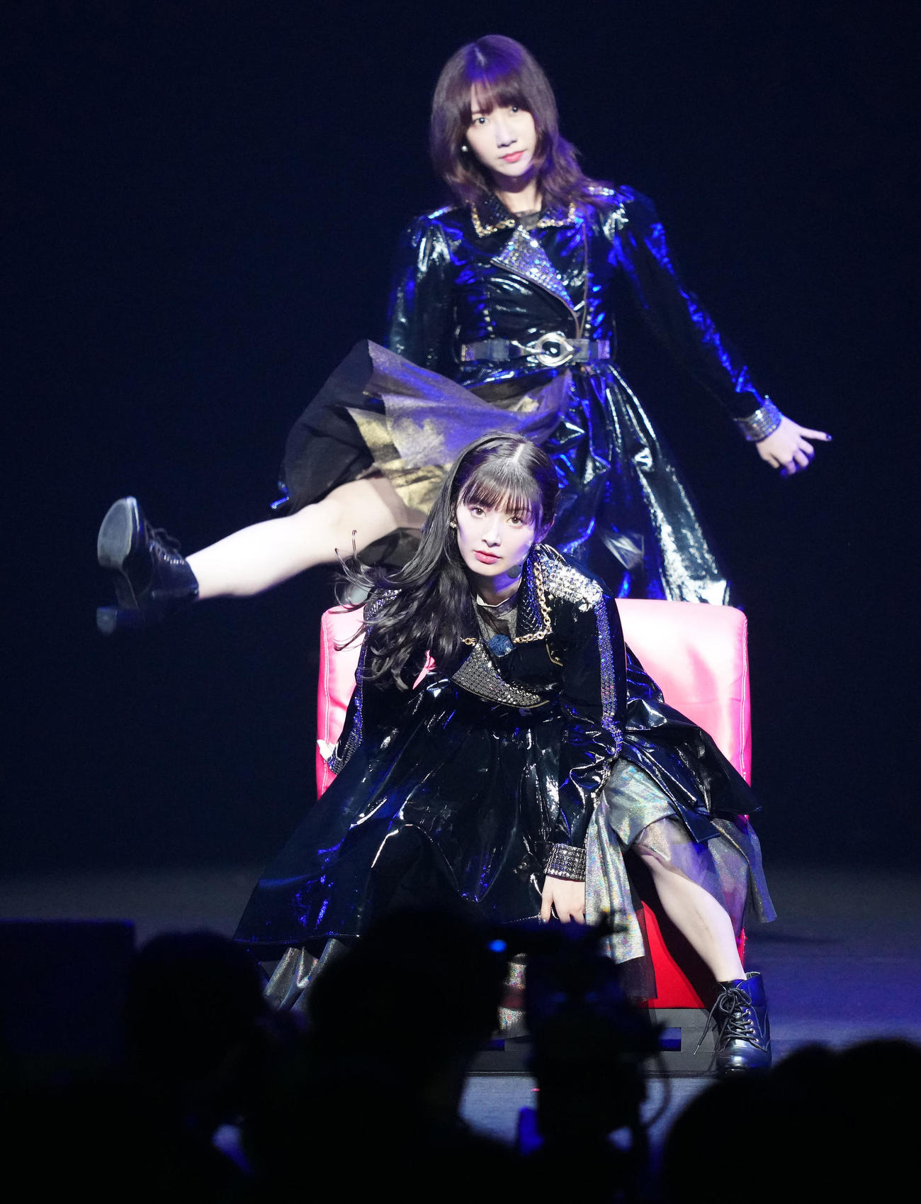 卒業コンサートに臨むAKB48の武藤十夢（右）。後方は柏木由紀（撮影・江口和貴）