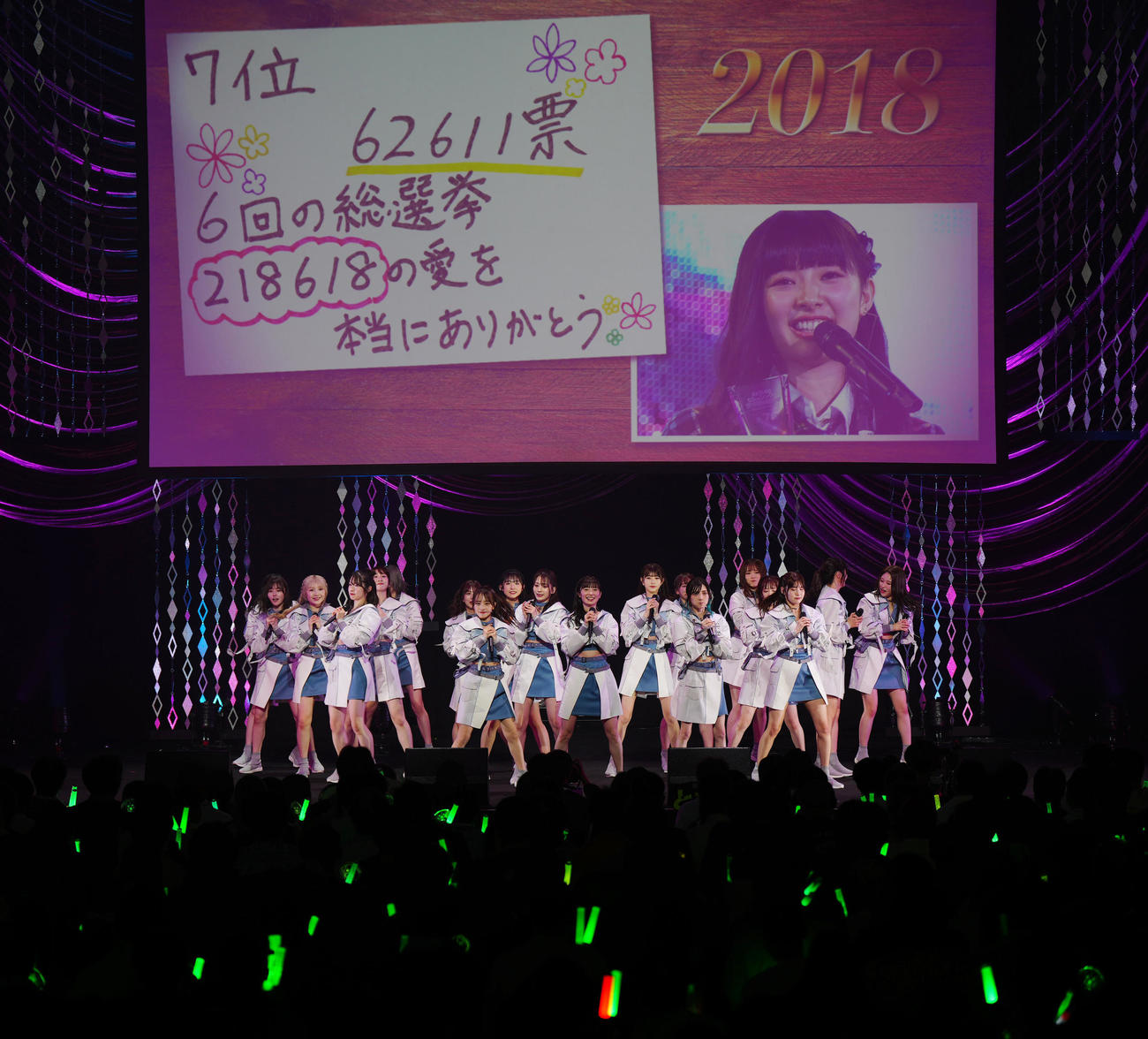 卒業コンサートに臨むAKB48の武藤十夢（中央）（撮影・江口和貴）