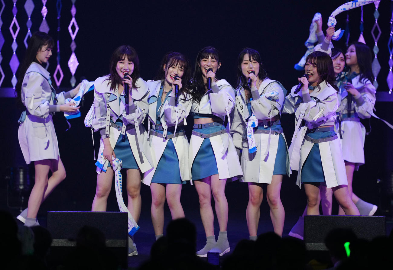 卒業コンサートに臨むAKB48の武藤十夢（左から4人目）（撮影・江口和貴）