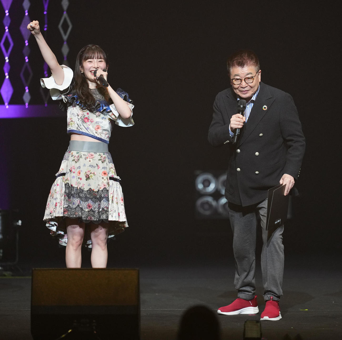AKB48の武藤十夢（左）の卒業コンサートに登場した事務所の会長である生島ヒロシ（撮影・江口和貴）