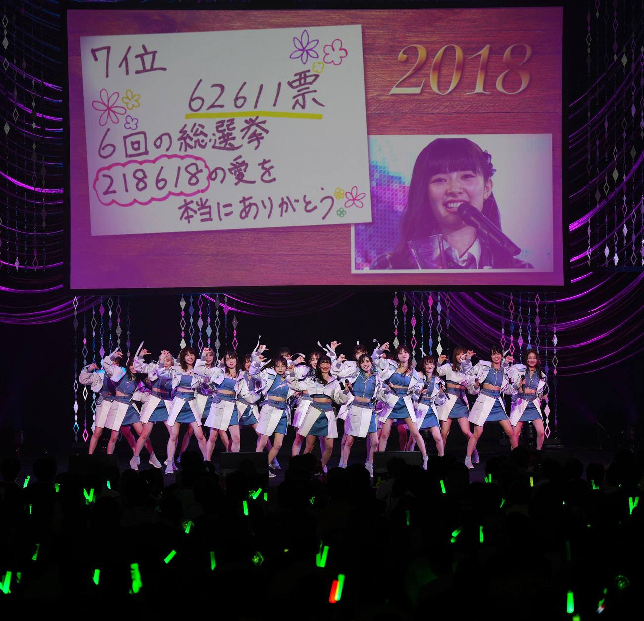 卒業コンサートに臨むAKB48の武藤十夢（中央）（撮影・江口和貴）