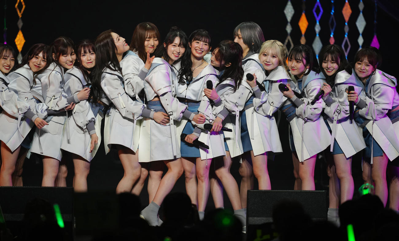 卒業コンサートでみんなに抱きつかれ笑顔を見せるAKB48の武藤十夢（中央）（撮影・江口和貴）