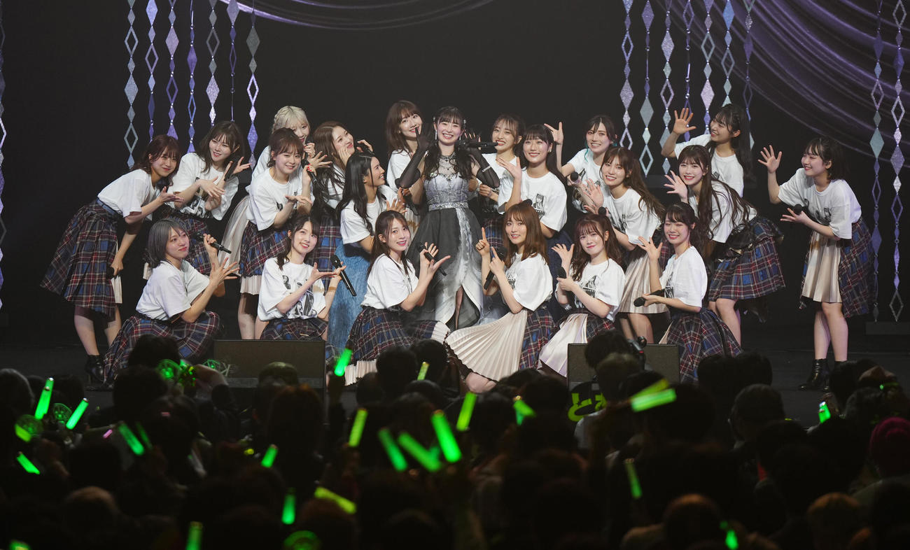 卒業コンサートに臨んだAKB48の武藤十夢（中央）（撮影・江口和貴）