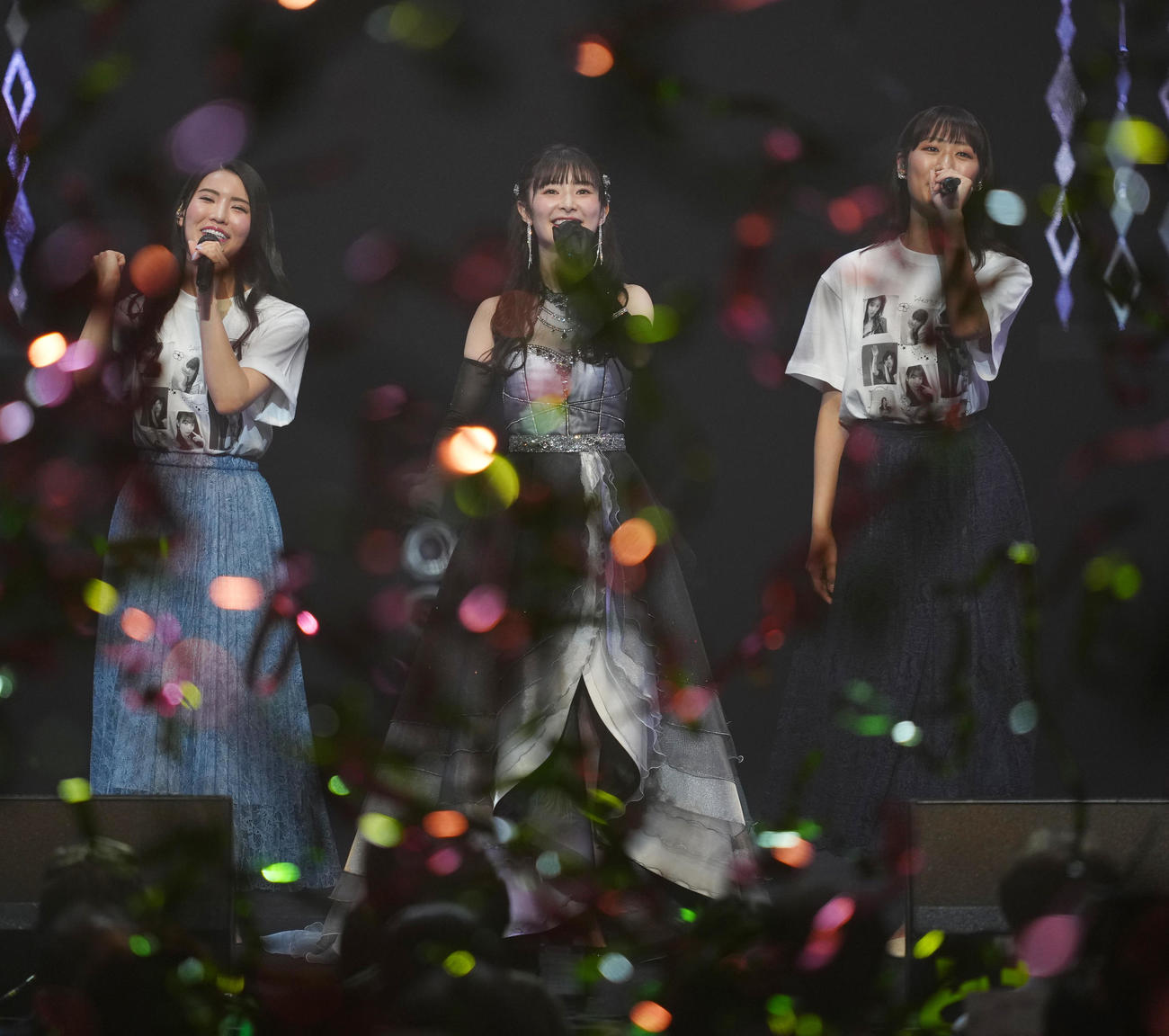 卒業コンサートに臨むAKB48の武藤十夢（中央）。左は倉持明日香、右は藤田奈那（撮影・江口和貴）