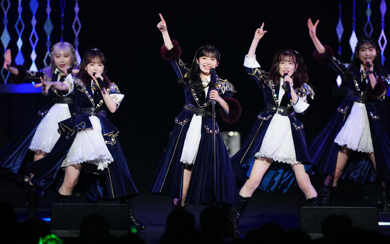 卒業コンサートに臨むAKB48の武藤十夢（中央）（撮影・江口和貴）