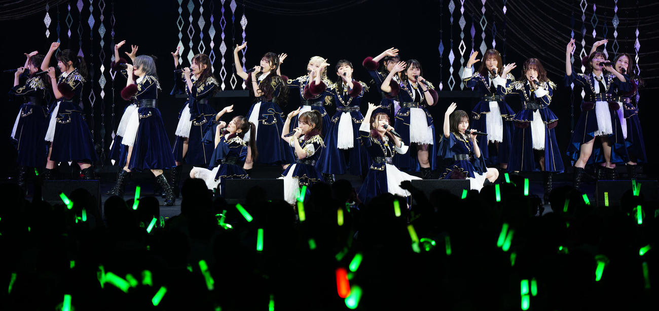 卒業コンサートに臨むAKB48の武藤十夢（中央）（撮影・江口和貴）
