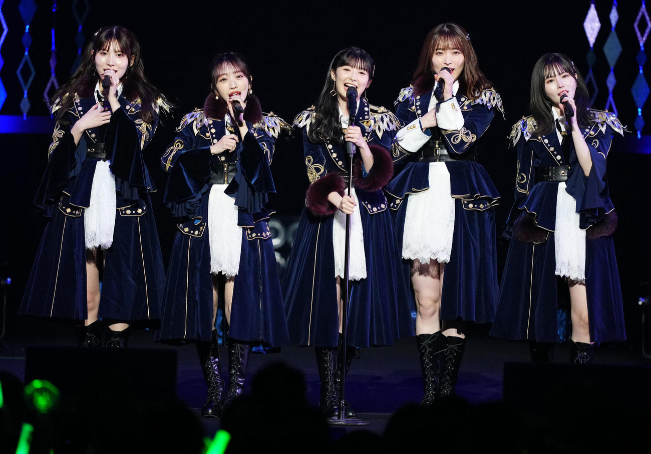 卒業コンサートに臨むAKB48の武藤十夢（中央）（撮影・江口和貴）