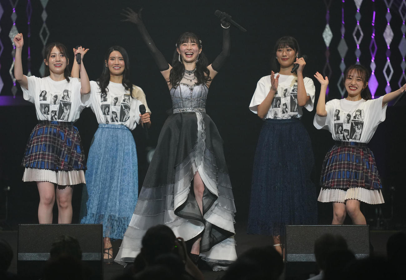 卒業コンサートに臨むAKB48の武藤十夢（中央）（撮影・江口和貴）