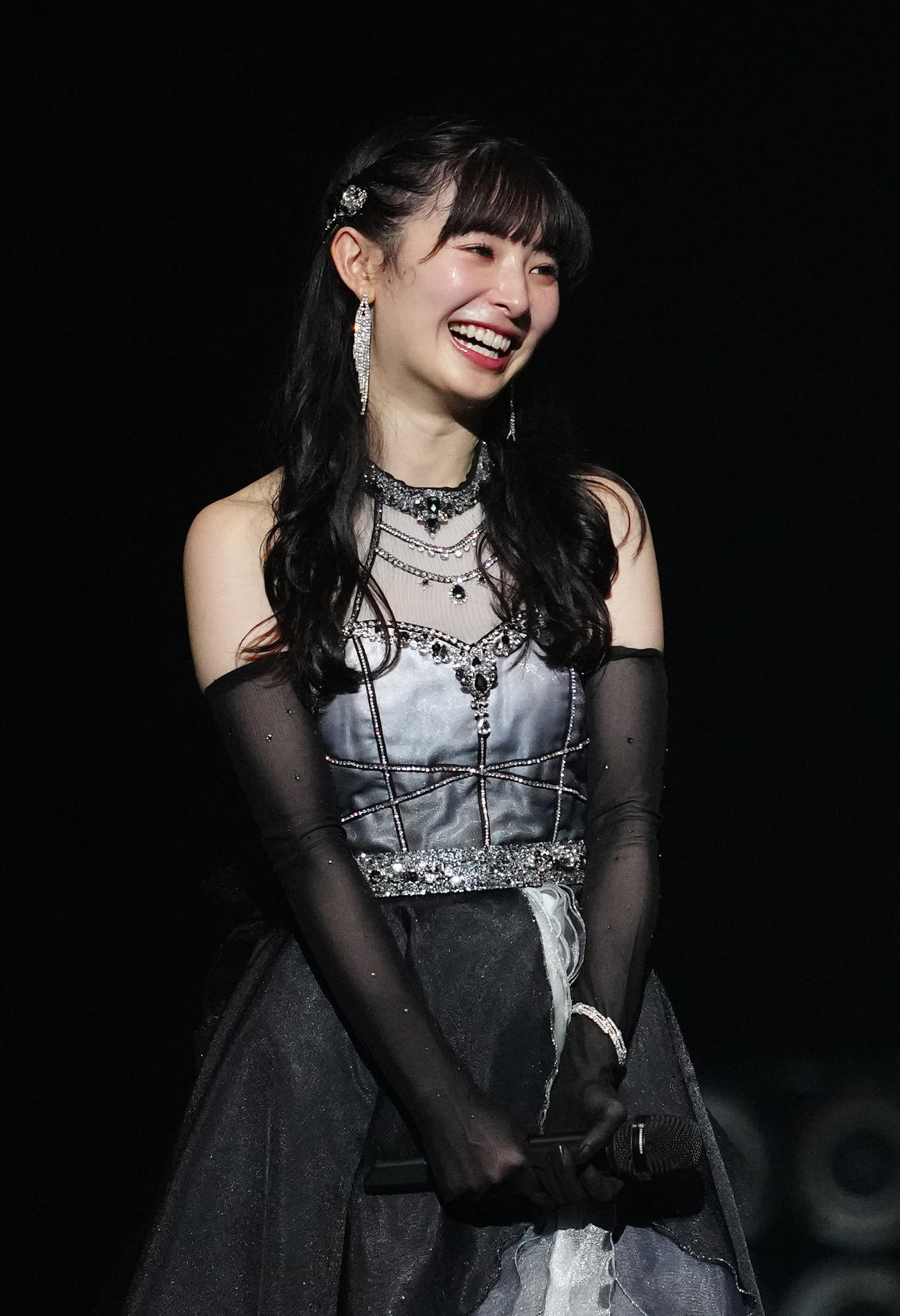 卒業コンサートで大島優子からの手紙が代読され、涙を流すAKB48の武藤十夢（撮影・江口和貴）