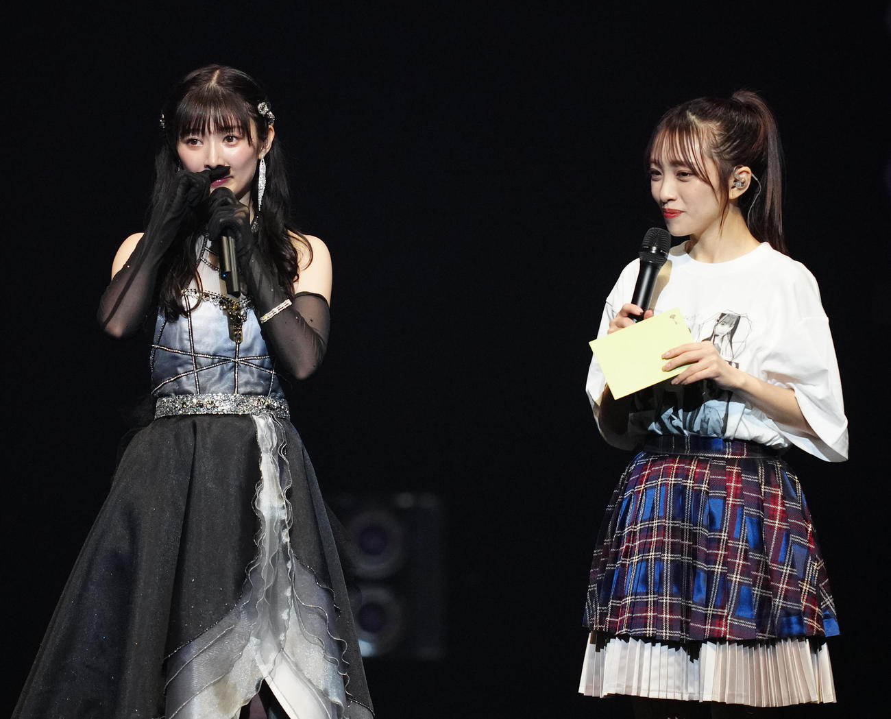 卒業コンサートで大島優子からの手紙が代読され、涙を流すAKB48の武藤十夢（左）。右は向井地美音（撮影・江口和貴）