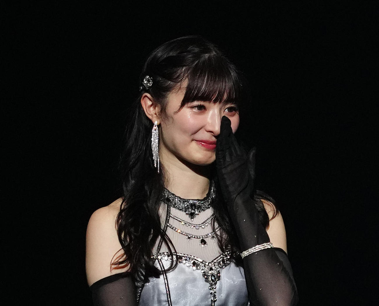 卒業コンサートで大島優子からの手紙が代読され、涙を流すAKB48の武藤十夢（撮影・江口和貴）