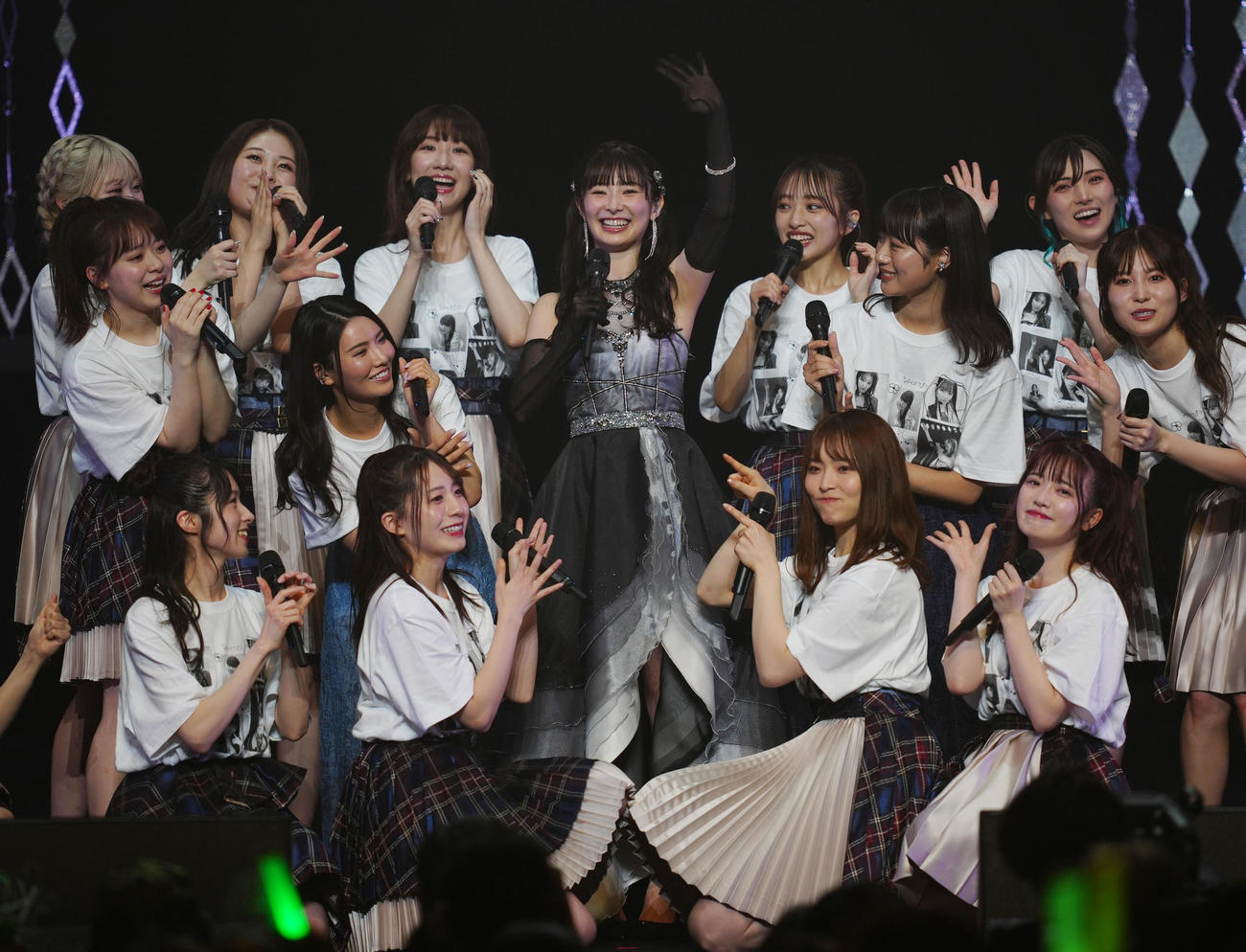 卒業コンサートに臨んだAKB48の武藤十夢（中央）（撮影・江口和貴）
