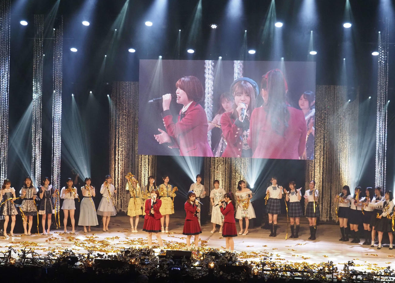 出場者に祝福されながら歌う、手前左から三村妃乃、清司麗菜、新井りりの（撮影・遠藤尚子）
