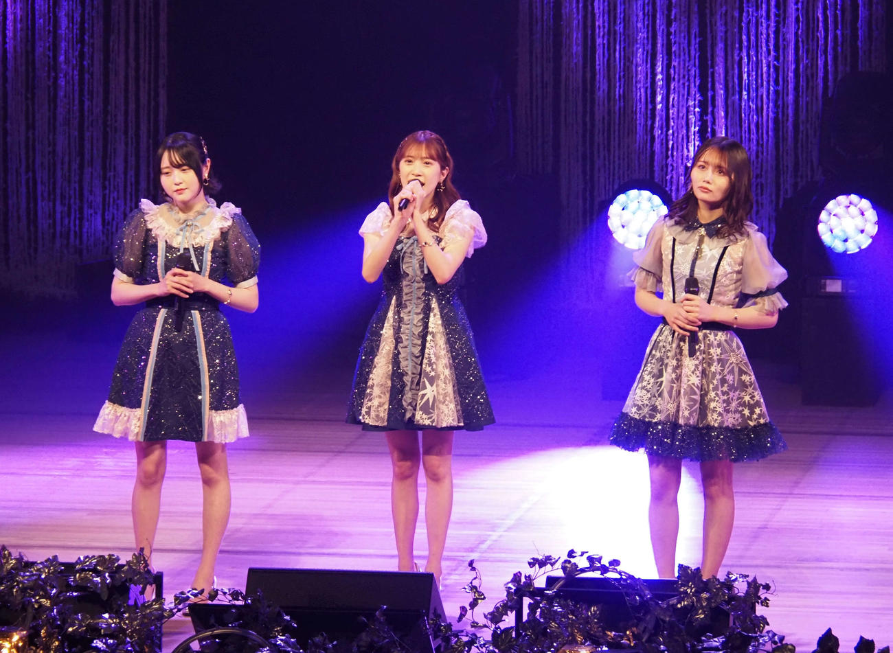 2位に決まったHKT48のユニット。左から市村愛里、坂本愛玲菜、秋吉優花（撮影・遠藤尚子）