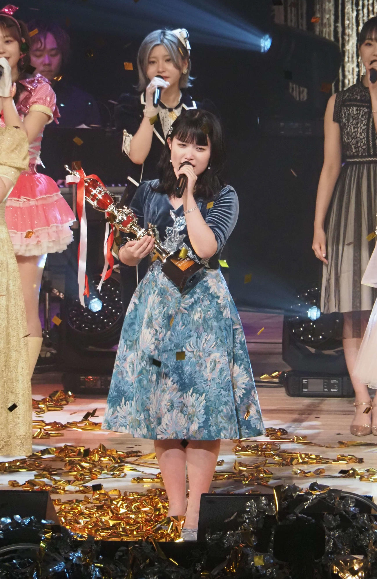 優勝決定後、トロフィーを手に歌唱するSTU48池田裕楽（撮影・遠藤尚子）