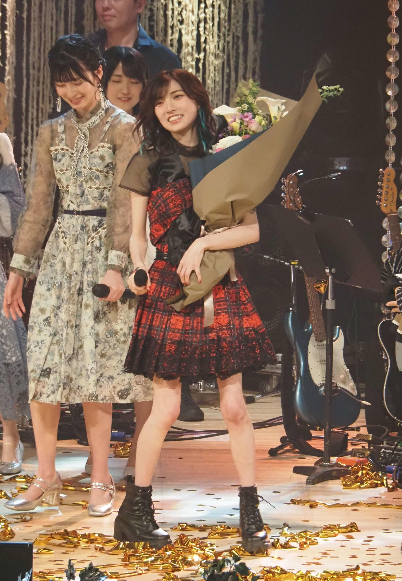 花束を受け取り、笑顔を見せるAKB48岡田奈々（撮影・遠藤尚子）