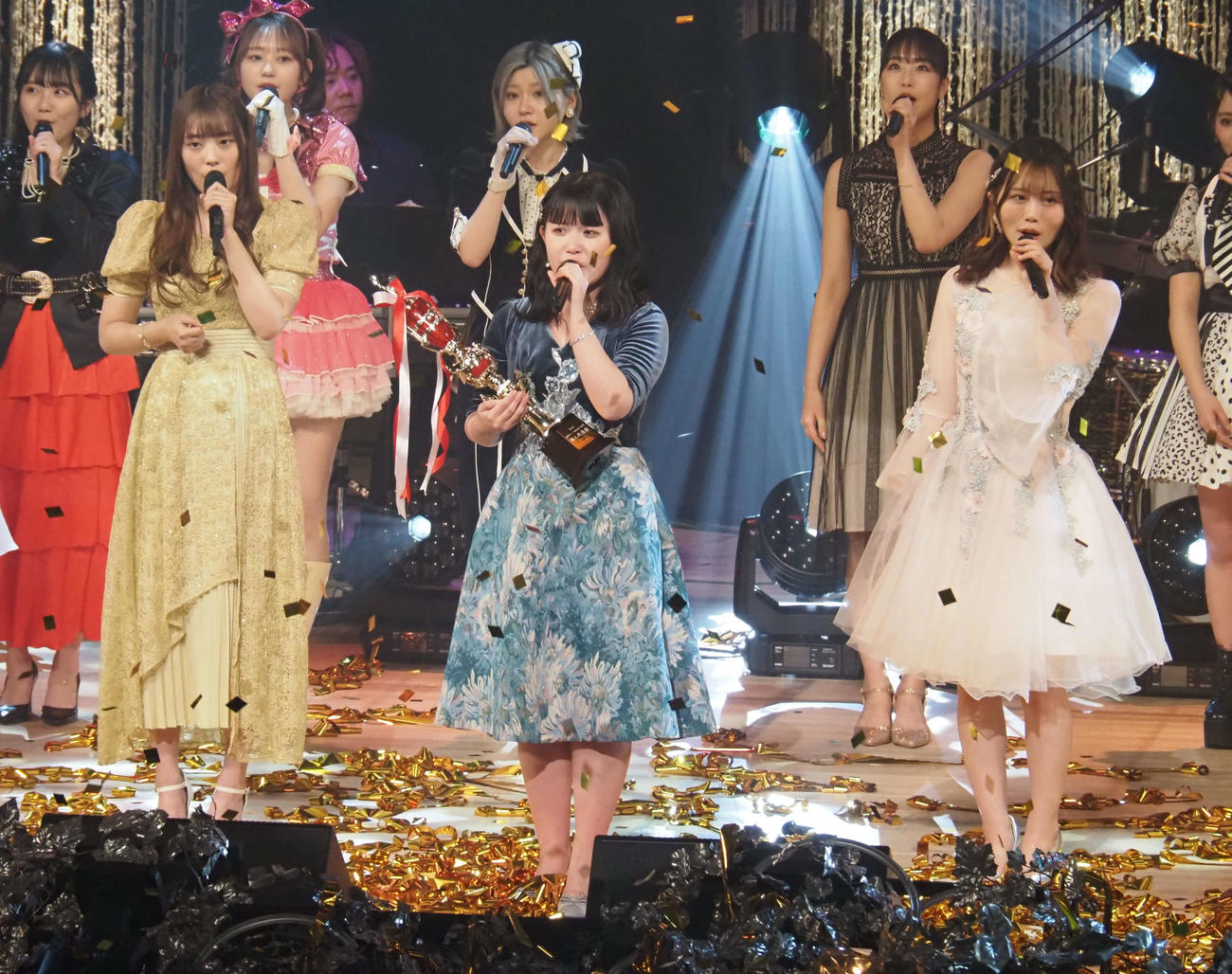 歌唱するSTU48池田裕楽（中央）。左は2位のNMB48李始燕、右は3位のHKT48秋吉優花（撮影・遠藤尚子）