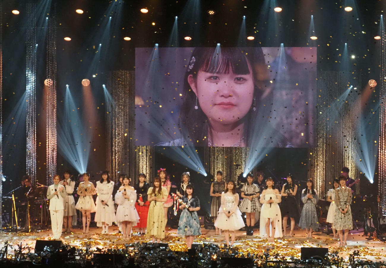 「第5回　AKB48グループ歌唱力No．1決定戦・個人戦　決勝大会」で歌唱する出場者。中央は優勝のSTU48池田裕楽（撮影・遠藤尚子）