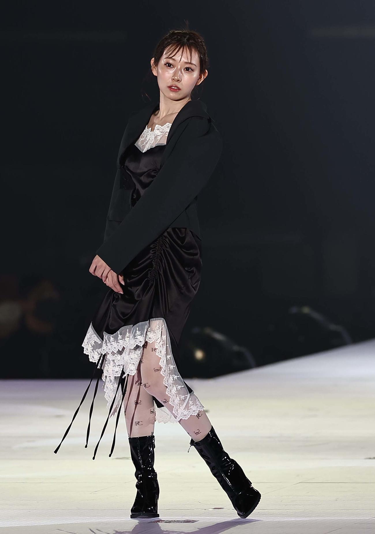 ランウェイでポーズを決める渡辺美優紀（撮影・上田博志）