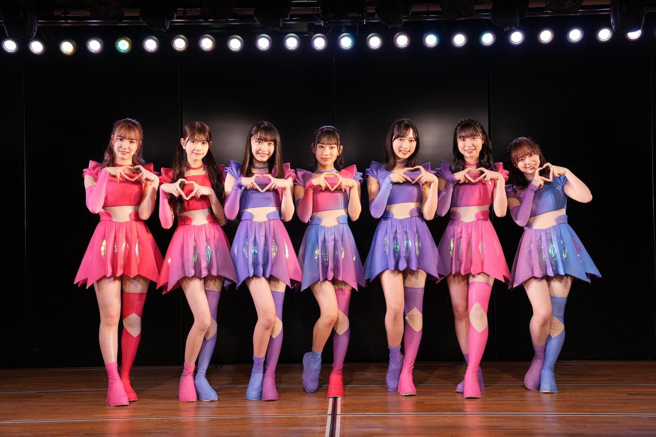 ライブを開催したAKB48初のリアルバーチャル混合ユニット「AKB48 SURREAL」(C)AKB48