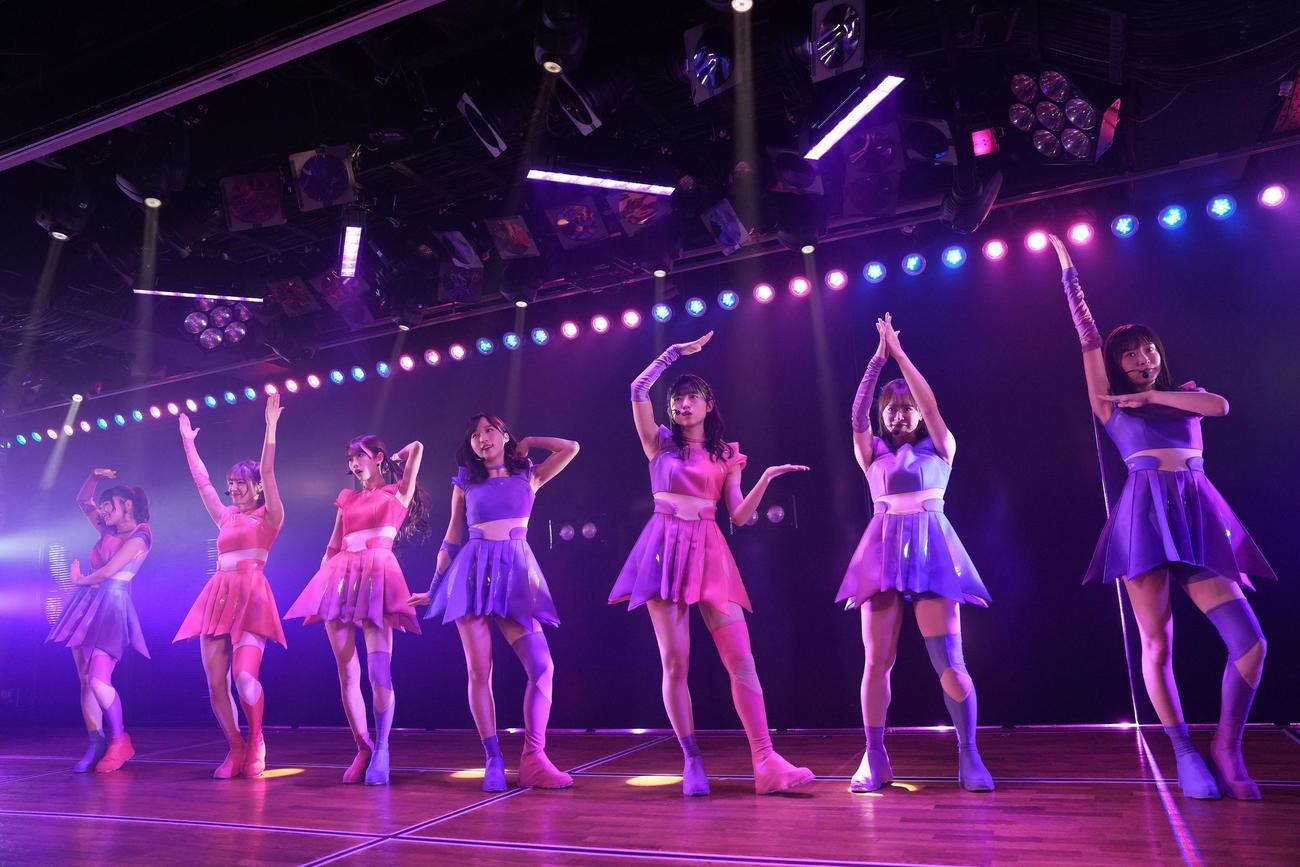 ライブを開催したAKB48初のリアルバーチャル混合ユニット「AKB48 SURREAL」(C)AKB48