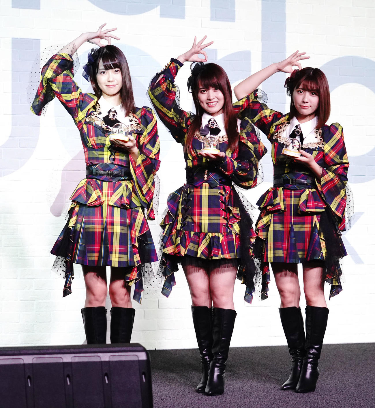 「SMALL WORLDS TOKYO」アンバサダー就任式に出席したAKB48チーム8の、左から小田えりな、岡部麟、清水麻璃亜（2020年11月撮影）