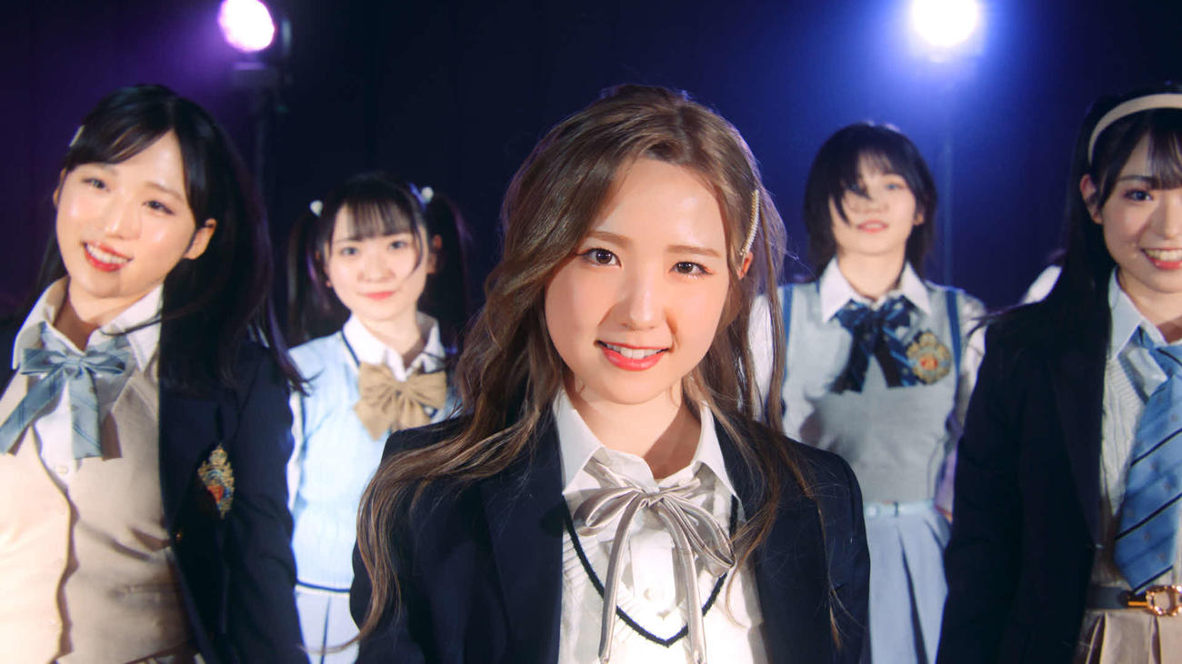 AKB48の61枚目のシングル「どうしても君が好きだ」のMVから。中央はセンターの本田仁美（C）AKB48