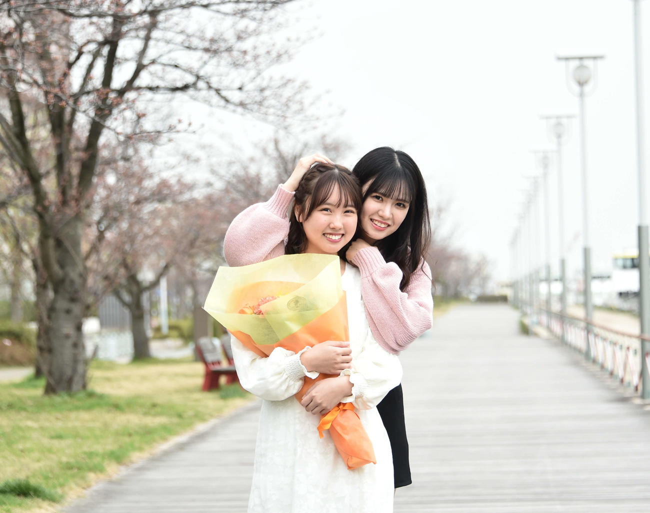 開花前の桜並木の前で、記念撮影をするNGT48古舘（手前）とSKE48岡本