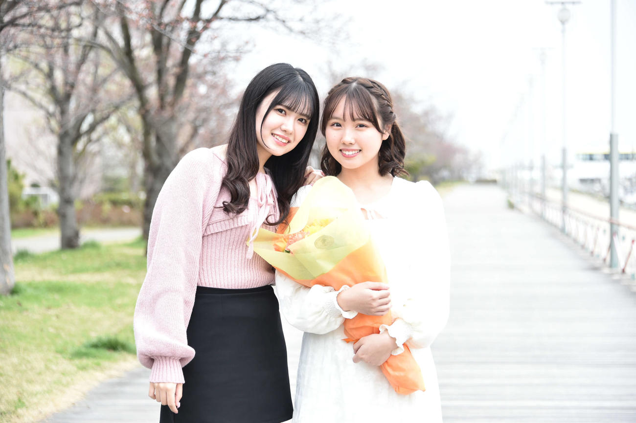 幼なじみのSKE48岡本彩夏（左）から卒業を祝福される古舘