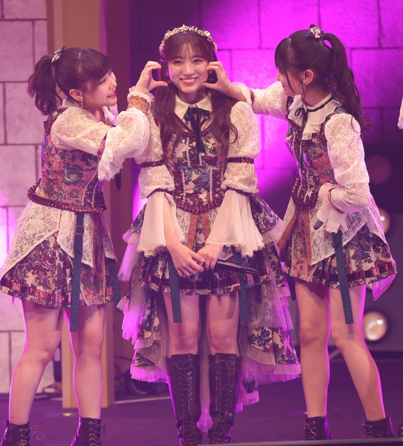 卒業コンサートを行った矢吹奈子（中央）（撮影・中島郁夫）