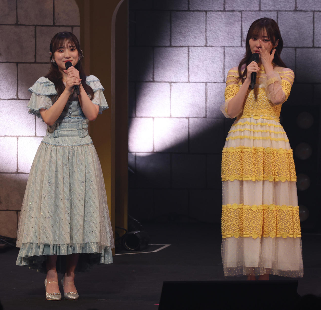 矢吹奈子（左）の卒業コンサートで涙を流す指原莉乃（撮影・中島郁夫）