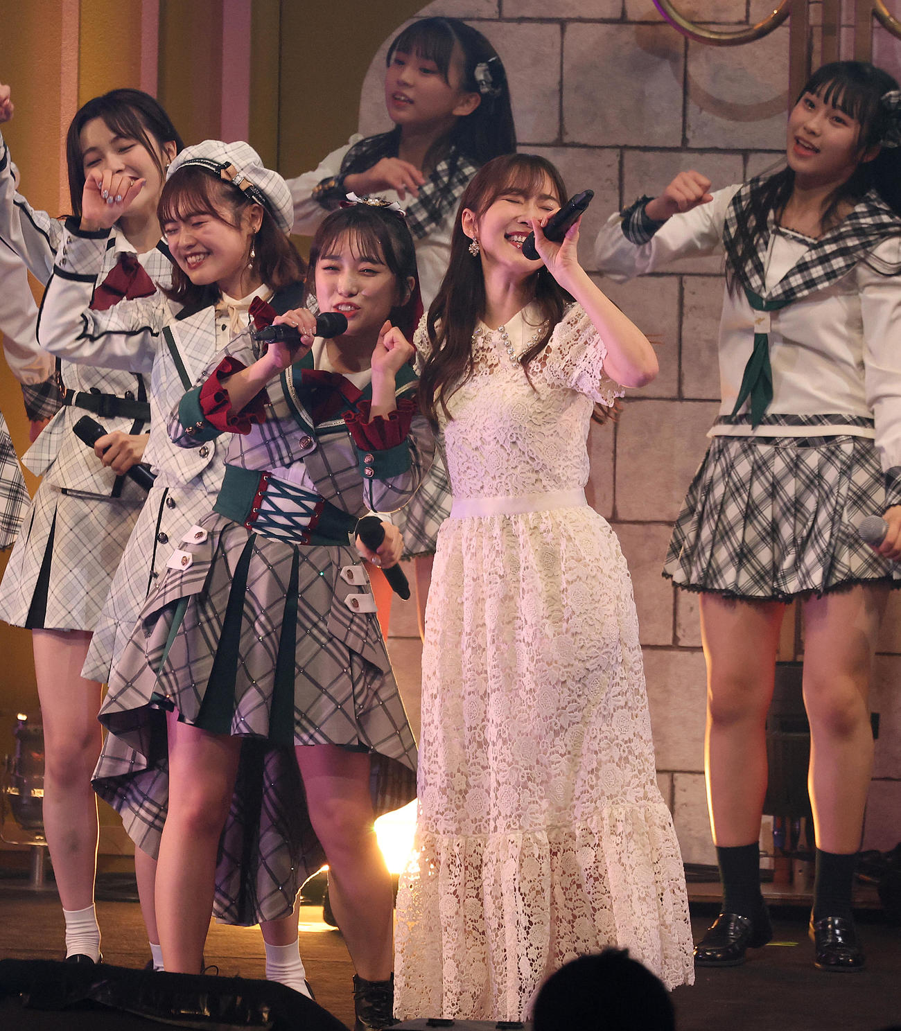 卒業コンサートで指原莉乃（右）と熱唱する矢吹奈子（撮影・中島郁夫）