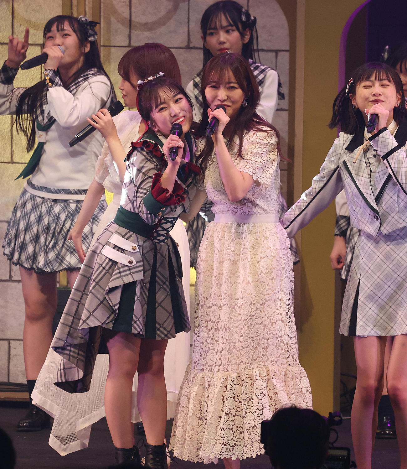 卒業コンサートで指原莉乃（右）と熱唱する矢吹奈子（撮影・中島郁夫）