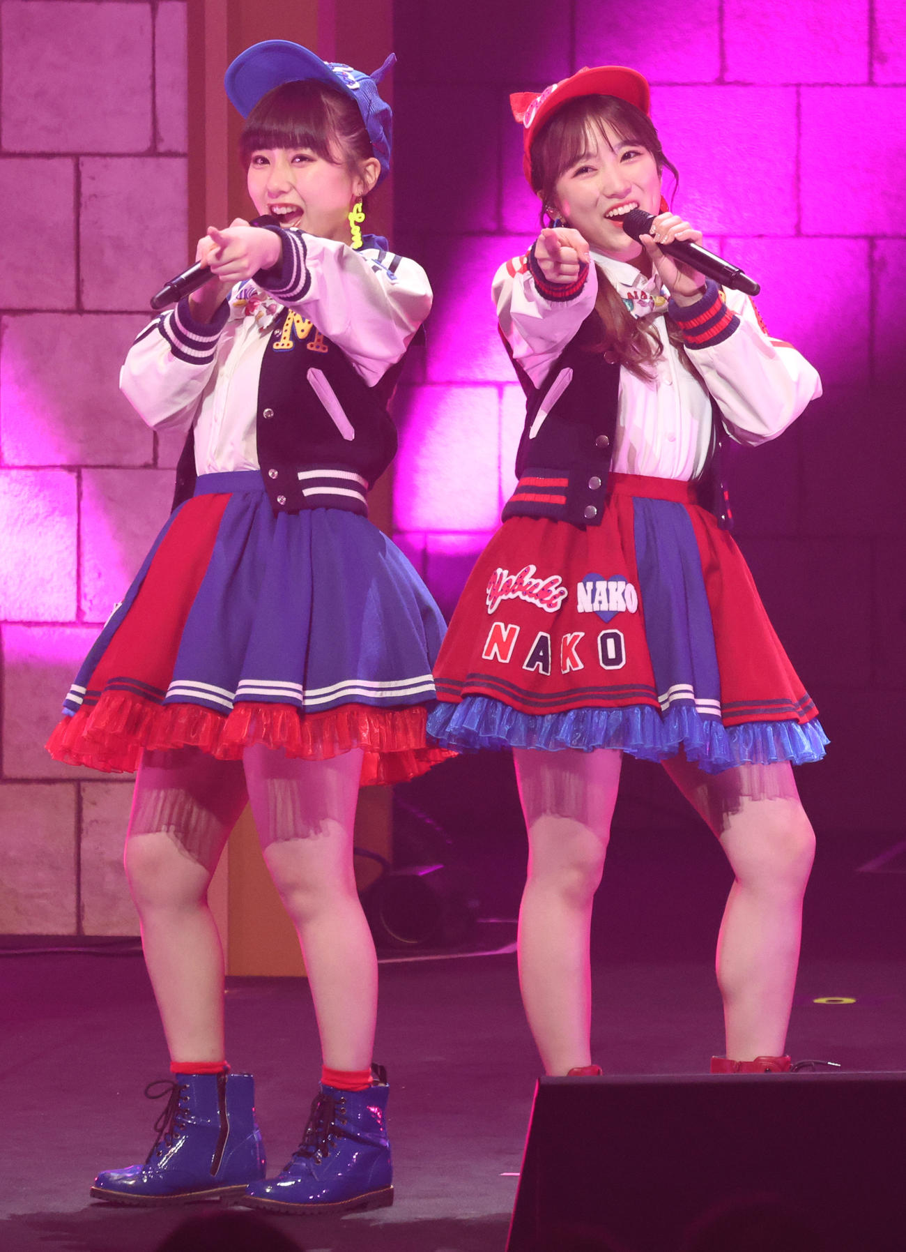 卒業コンサートで田中美久（左）と「生意気リップス」を歌う矢吹奈子（撮影・中島郁夫）
