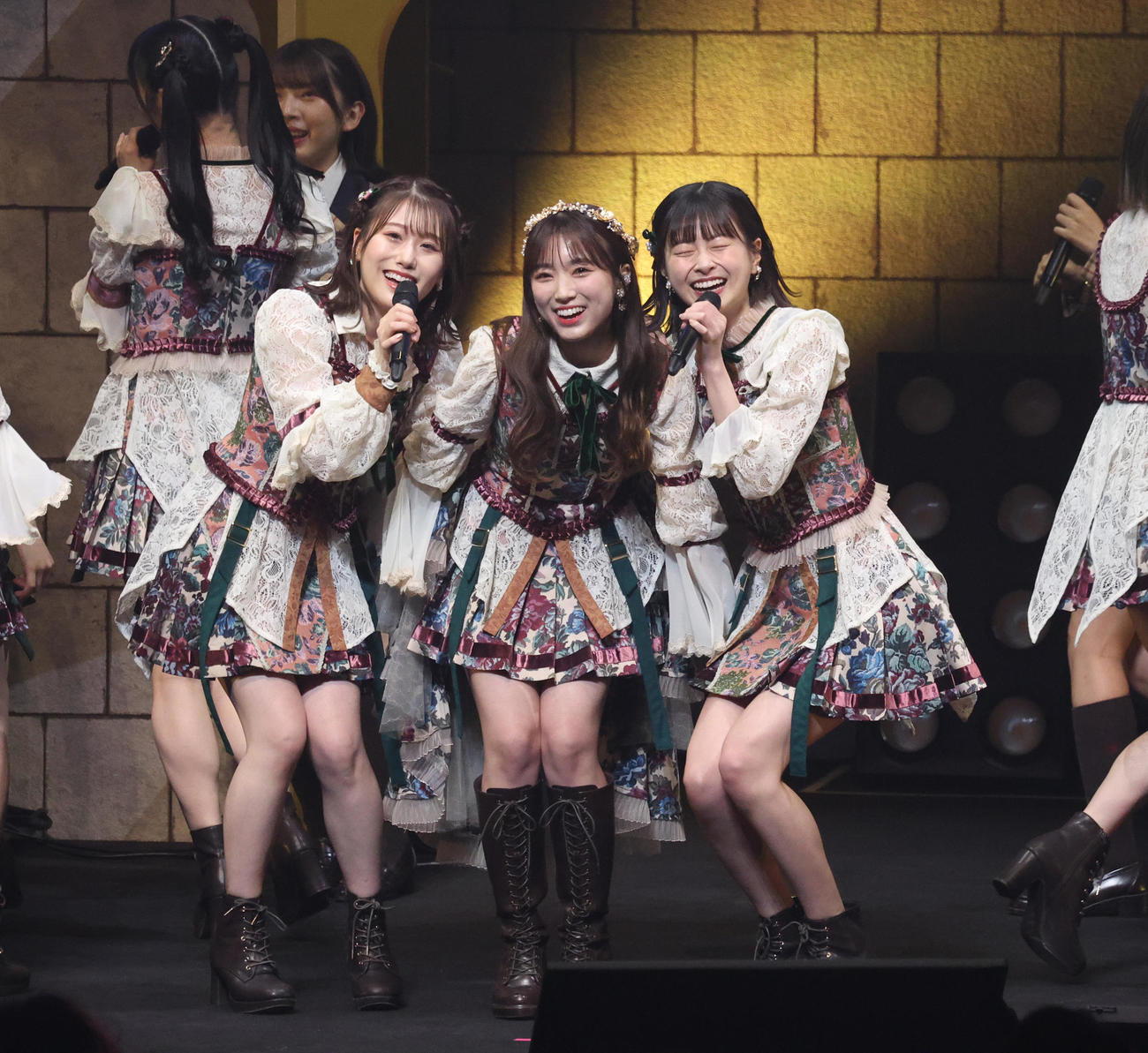 卒業コンサートを行った矢吹奈子（中央）（撮影・中島郁夫）