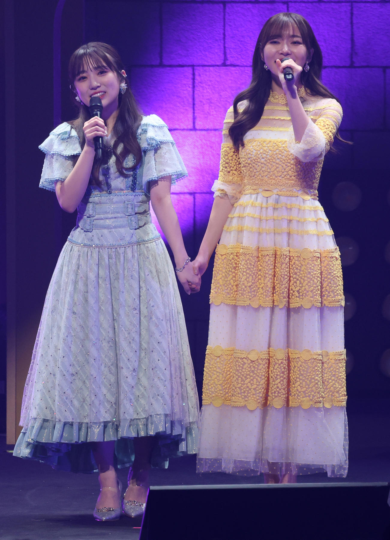 卒業コンサートで指原莉乃（右）と手をつなぎ「君の名は希望」を歌う矢吹奈子（撮影・中島郁夫）