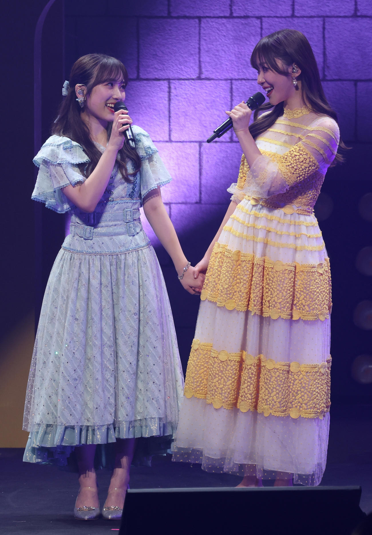 卒業コンサートで指原莉乃（右）と手をつなぎ「君の名は希望」を歌う矢吹奈子（撮影・中島郁夫）
