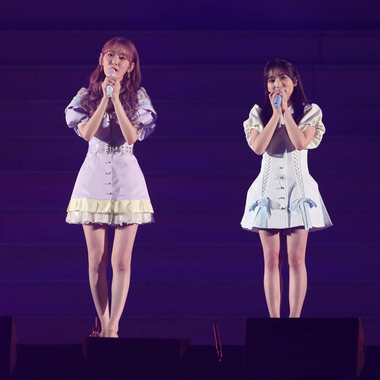 2021年6月「夢を見ている間」を歌うHKT48矢吹奈子（右）と宮脇咲良