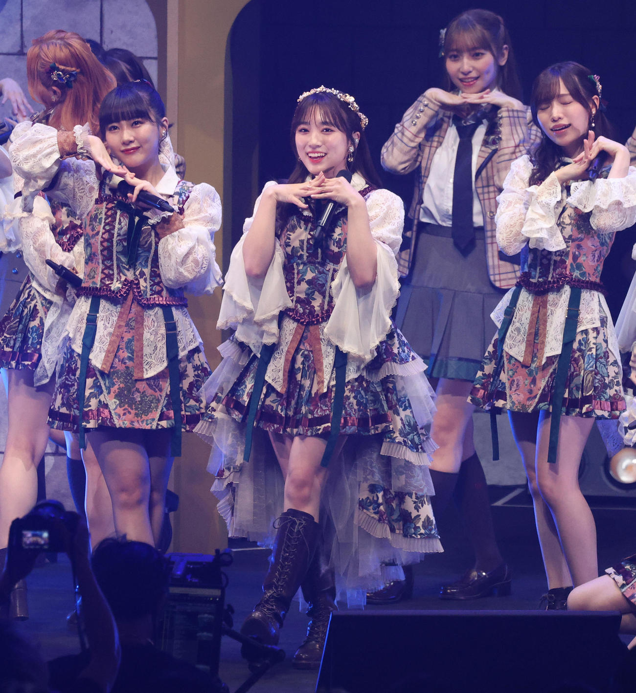 卒業コンサートを行った矢吹奈子（左から2人目）（撮影・中島郁夫）