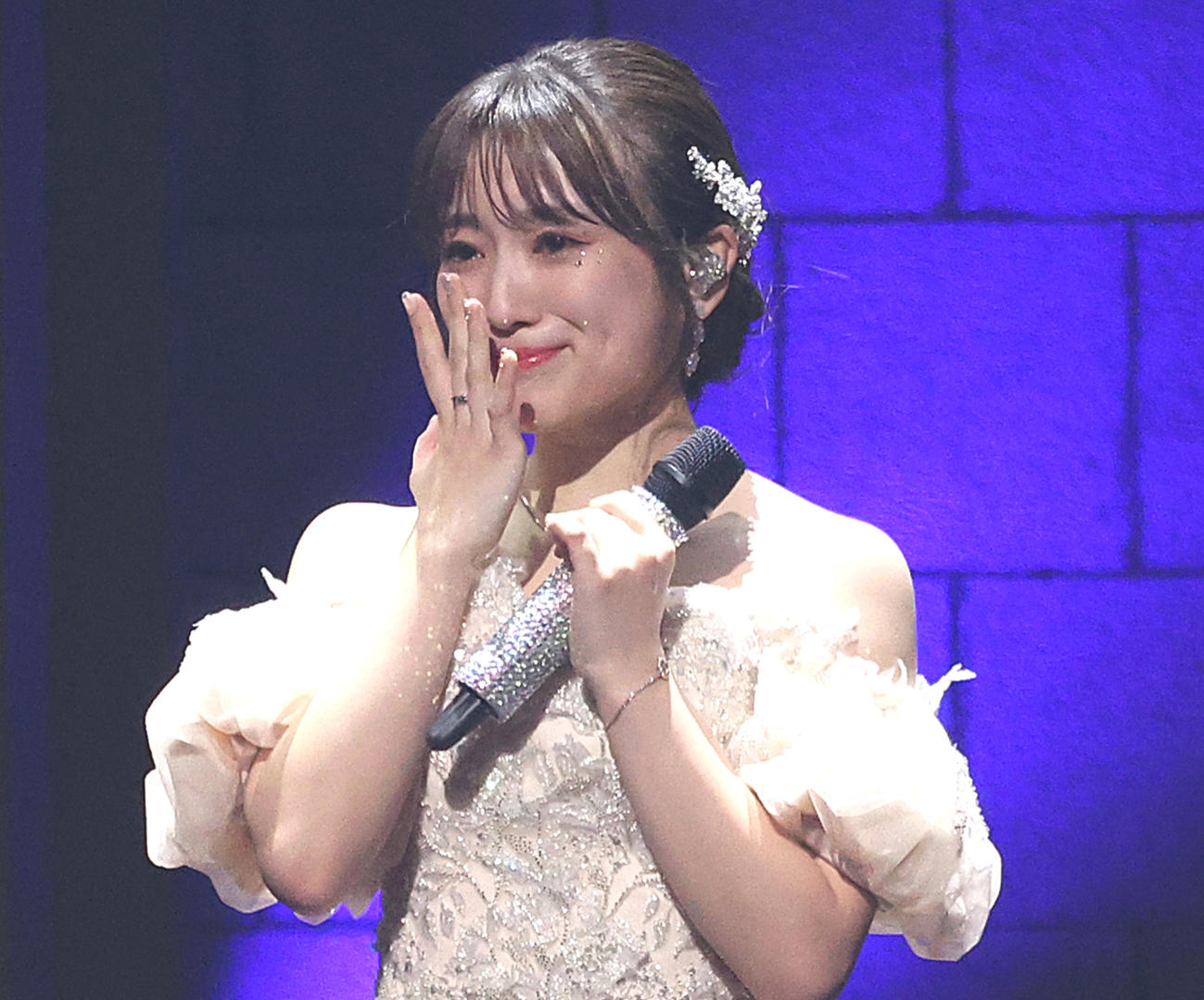 涙を流しあいさつする矢吹奈子（撮影・中島郁夫）
