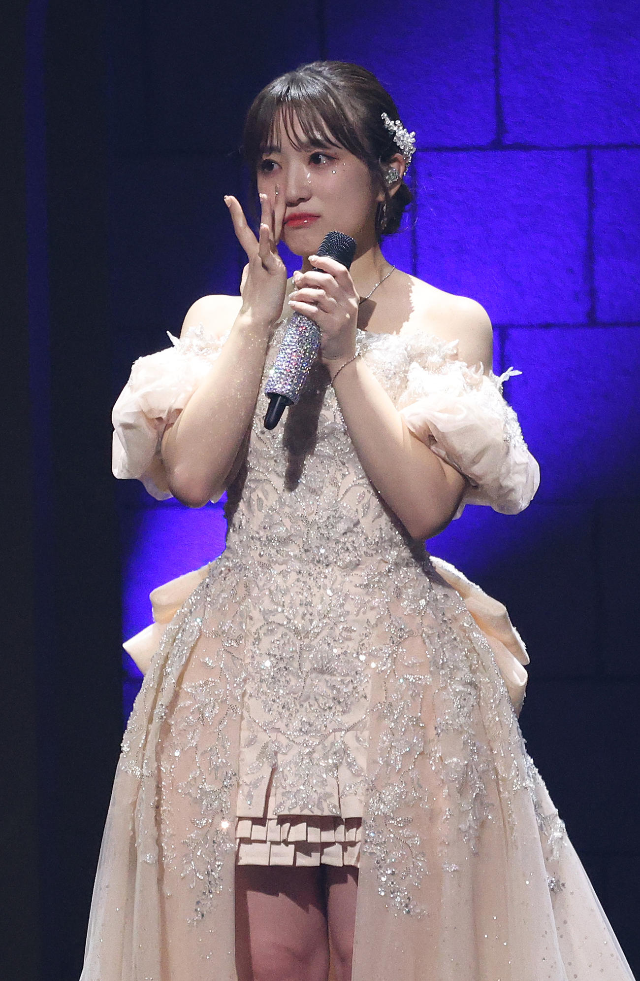 涙を流しあいさつする矢吹奈子（撮影・中島郁夫）