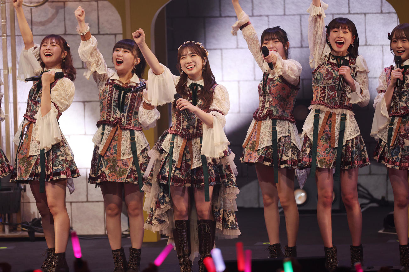 卒業コンサートを行った矢吹奈子（左から3人目）（撮影・中島郁夫）