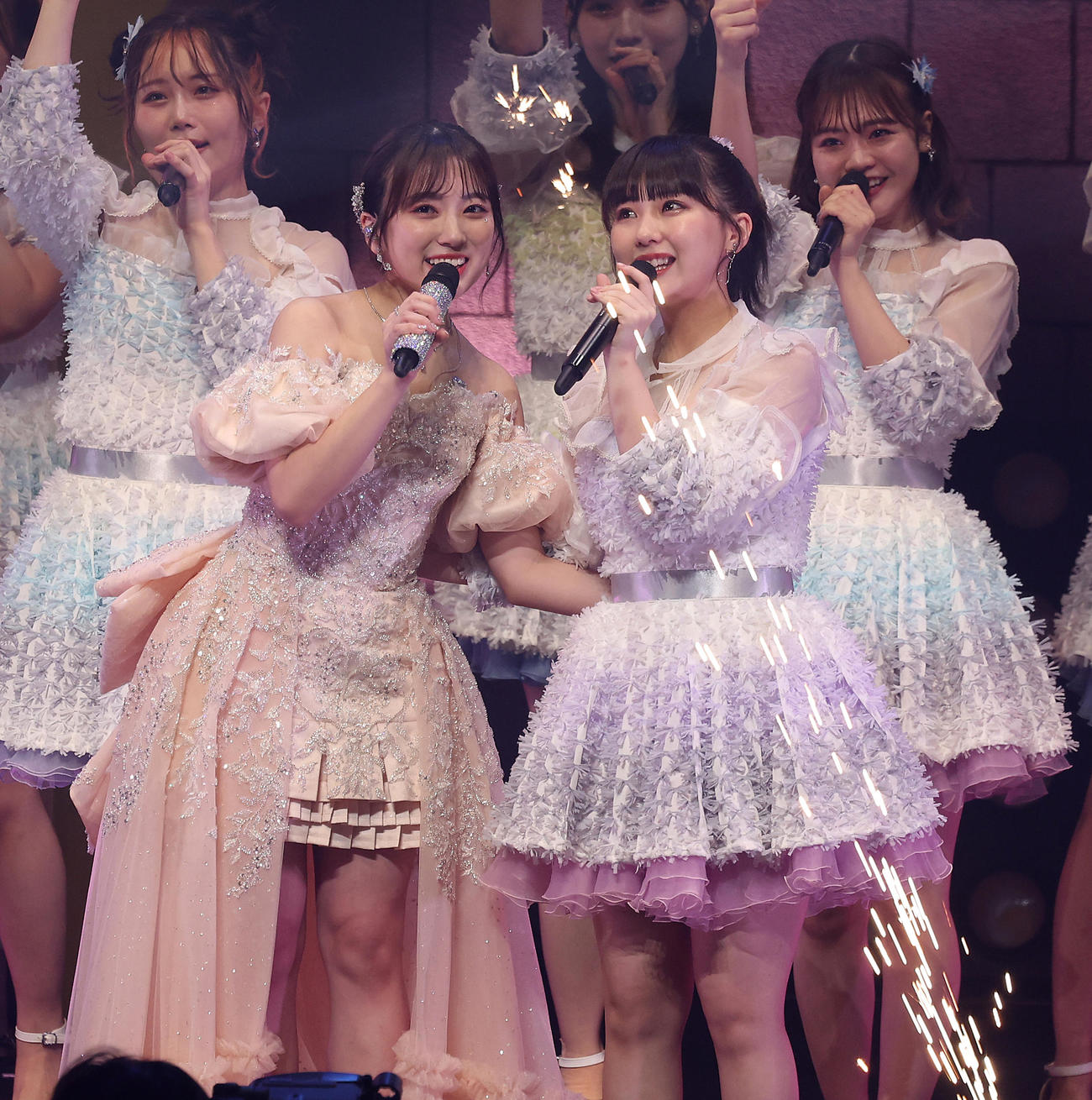 田中美久（右）とフィナーレを迎える矢吹奈子（撮影・中島郁夫）