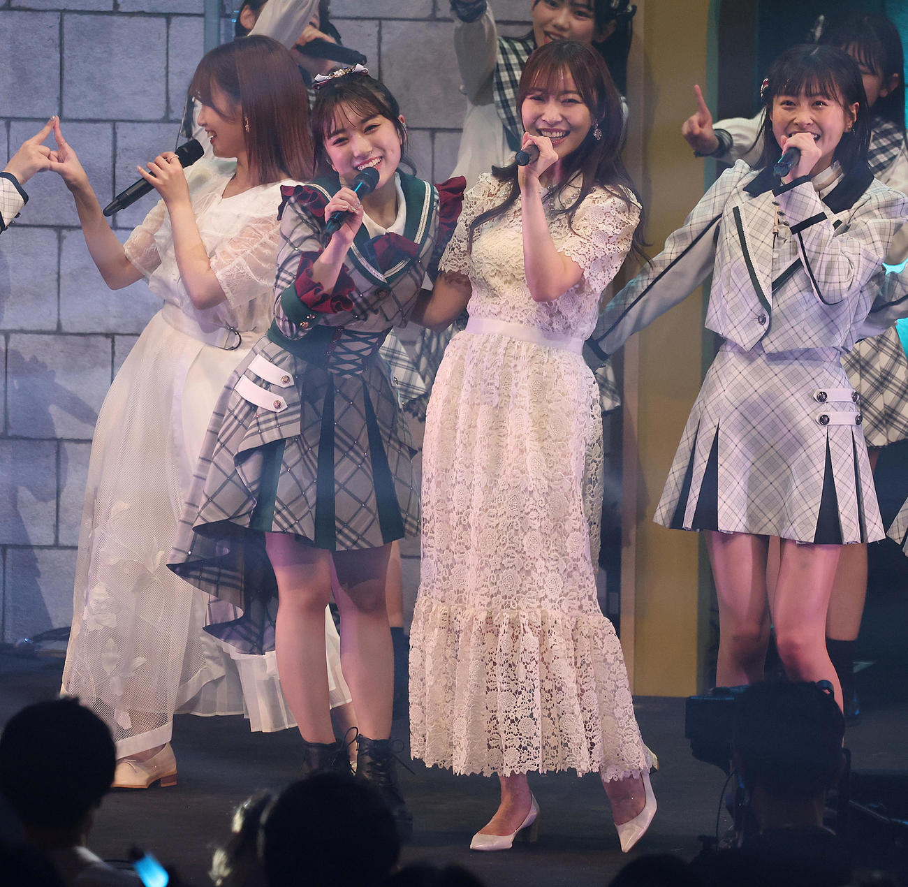 卒業コンサートで指原莉乃（右から2人目）と熱唱する矢吹奈子（撮影・中島郁夫）